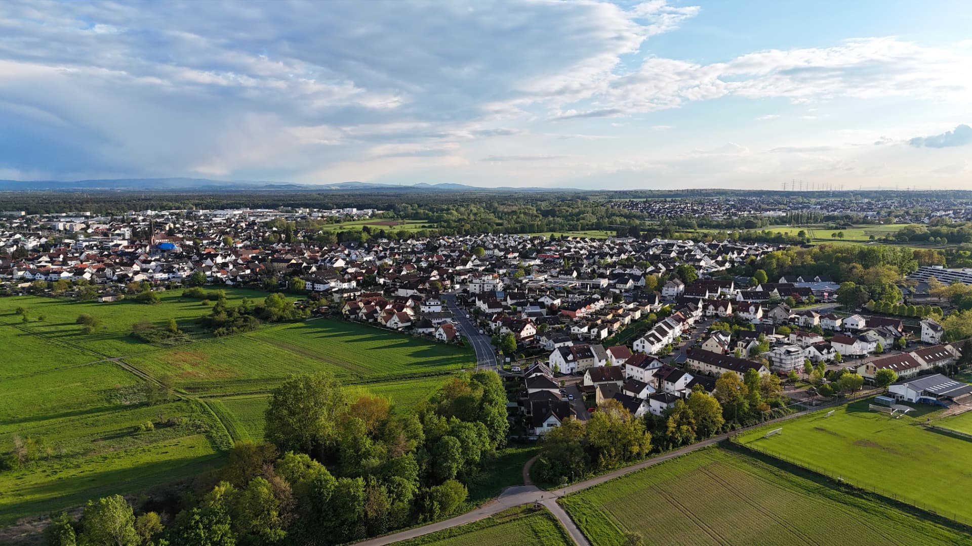 Luftaufnahme von Rödermark mit Wohngebieten, Feldern und Grünflächen