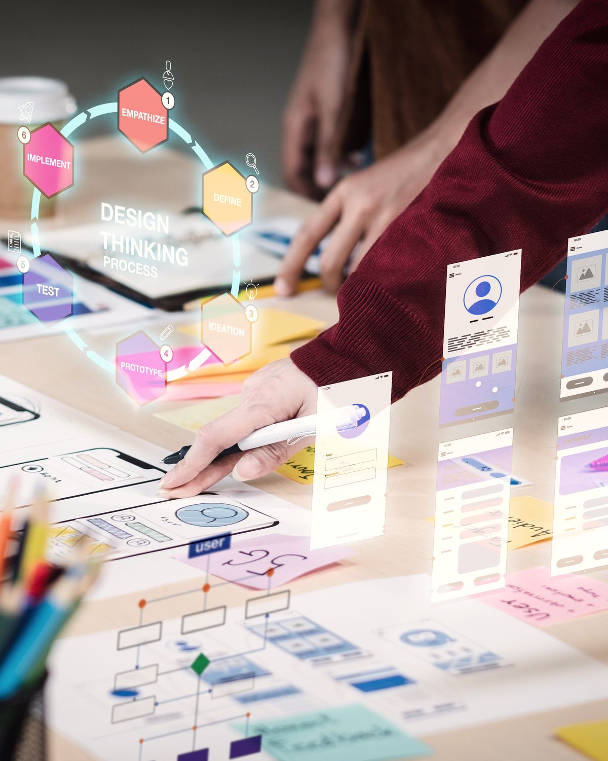 Detailaufnahme eines Konzeptions-Workshops: Wireframes, Skizzen und Notizen auf einem Arbeitstisch