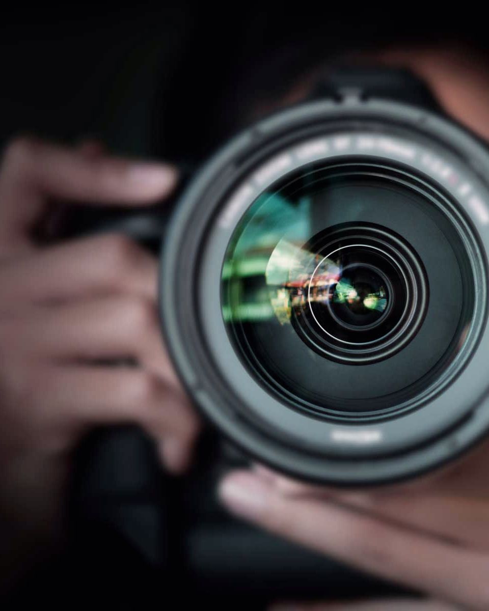 Fotograf mit Kamera bei einer Aufnahme