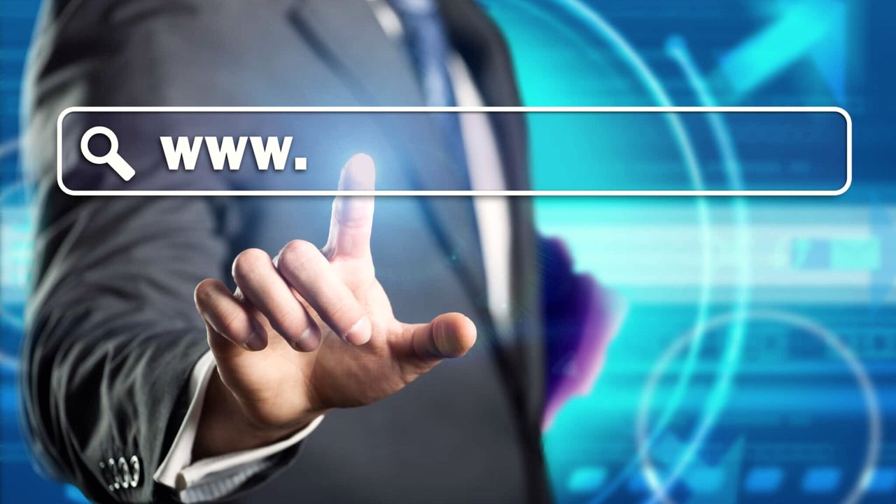 Geschäftsmann tippt auf eine Suchleiste im Browser
