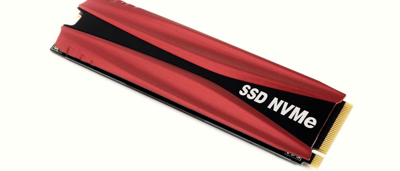 Rote NVMe-SSD auf weißem Grund