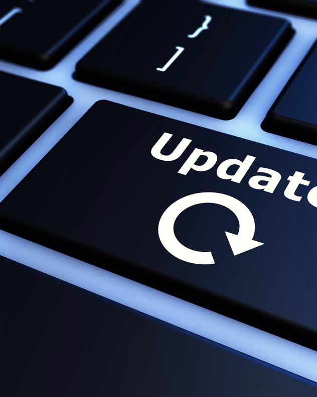 Taste mit der Aufschrift Update auf einer beleuchteten Tastatur