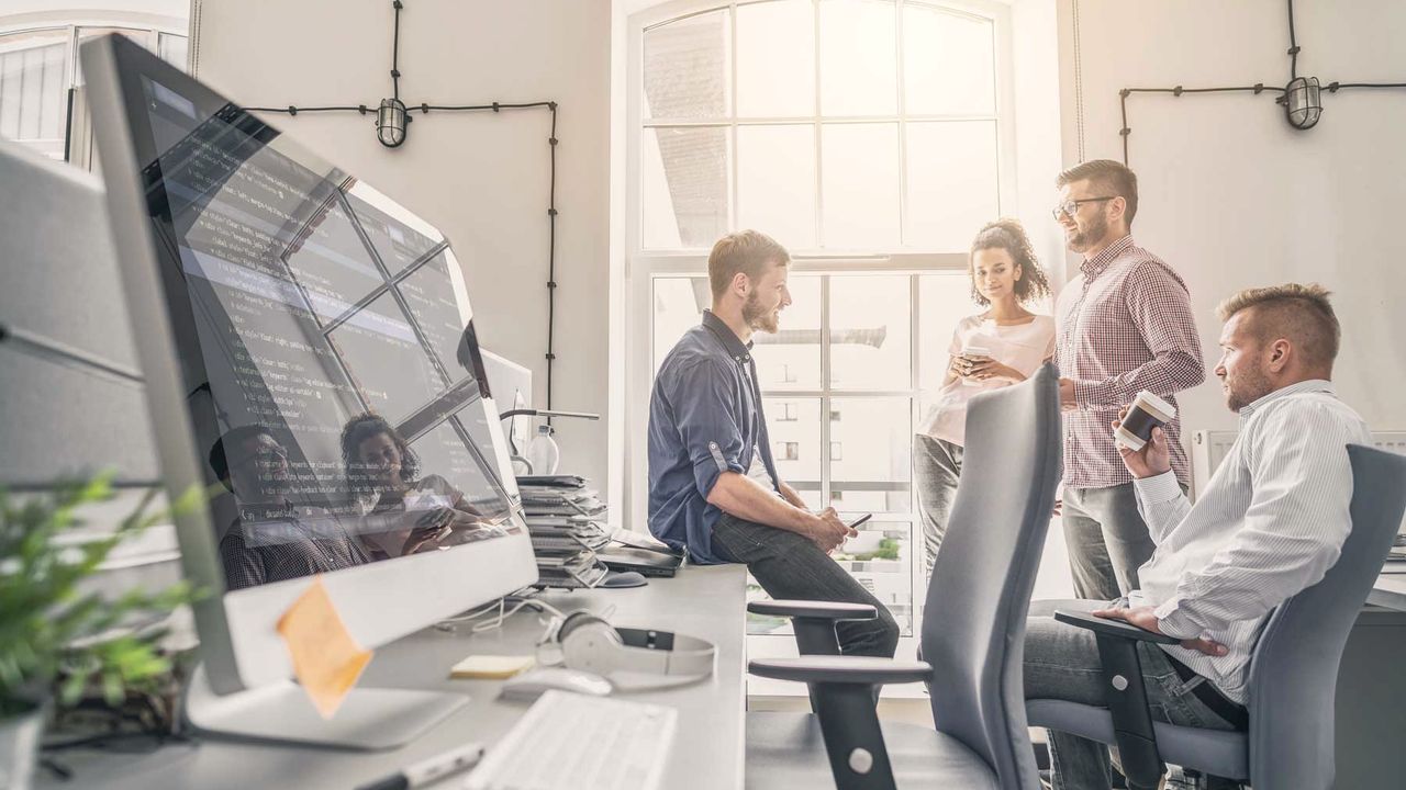 Helles Büro mit Bildschirmarbeitsplätzen
