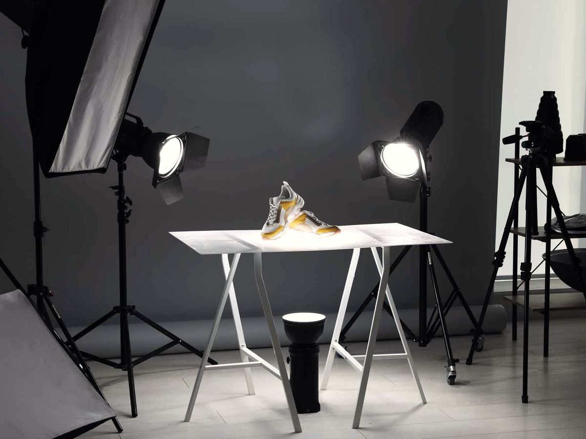 Fotostudio mit Studioblitzen und Aufnahmetisch für Produktfotografie