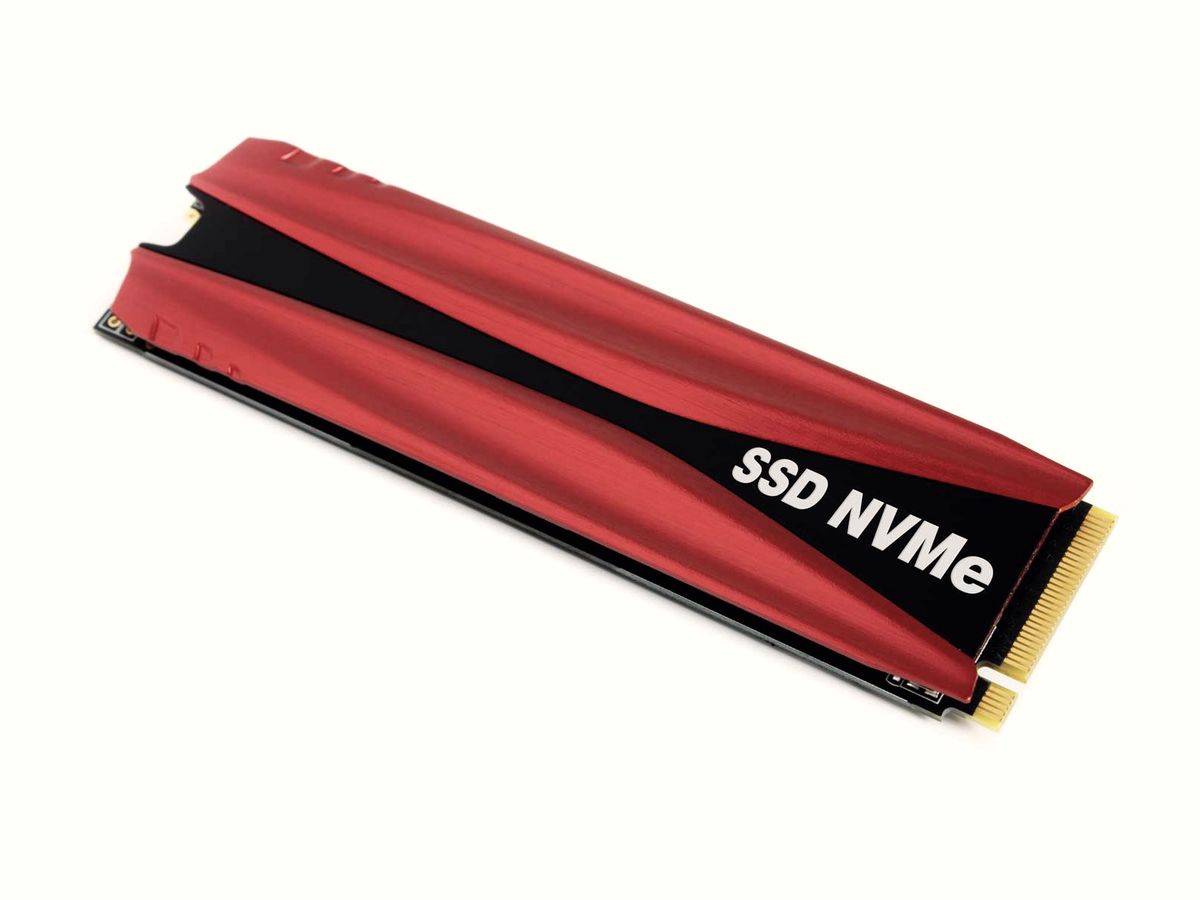 NVMe-SSD auf weißem Grund