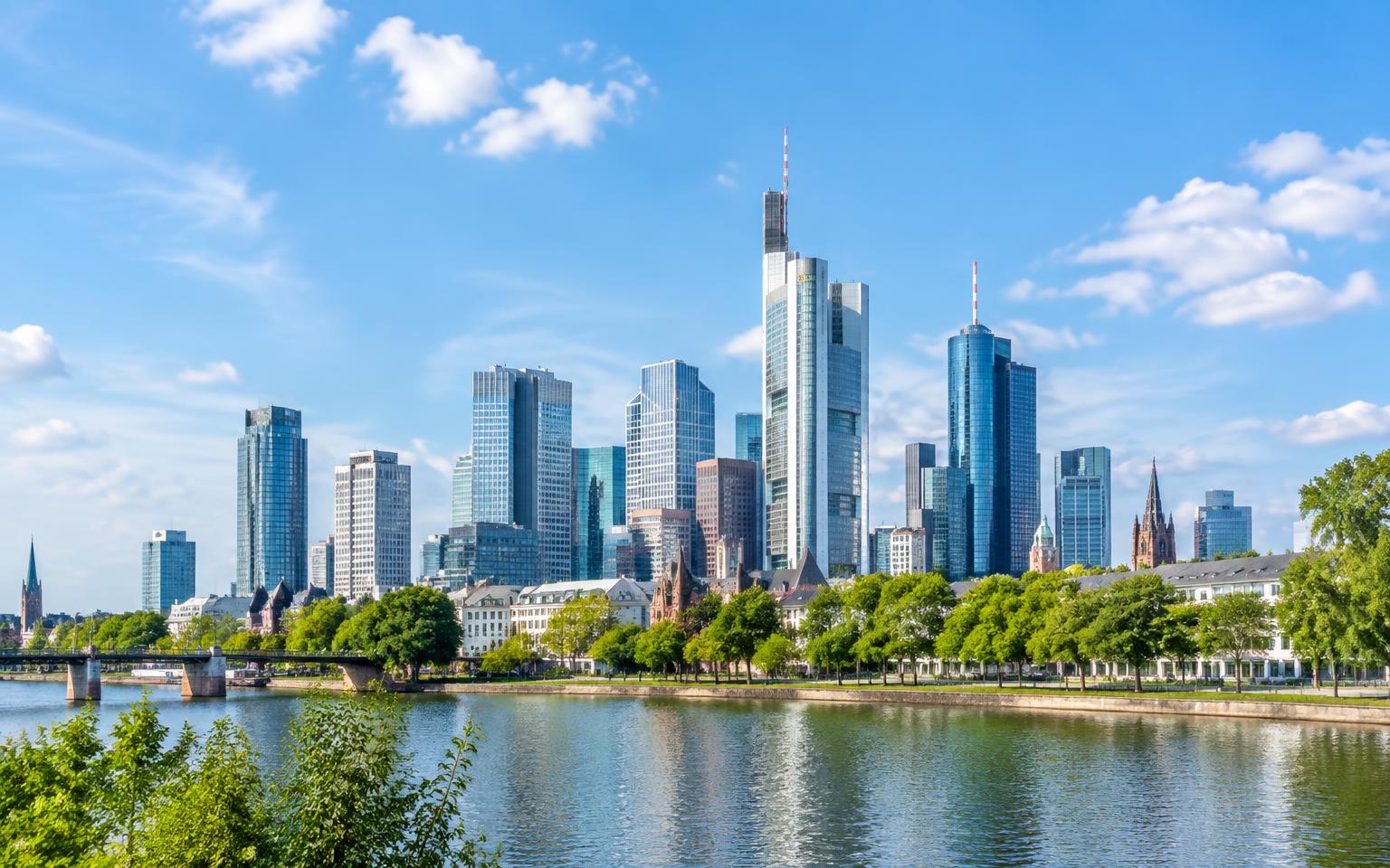 Frankfurter Skyline bei sonnigem Wetter mit blauem Himmel, Rhein-Main-Gebiet