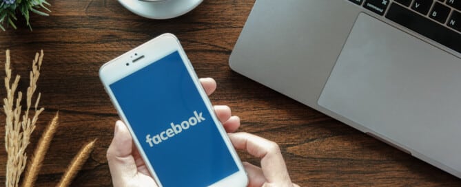 https://stock.adobe.com/de/images/chiang-mai-thailand-january-20-2019-male-holds-apple-iphone-6s-with-facebook-application-on-the-screen-facebook-is-a-photo-sharing-app-for-smartphones/309793718?prev_url=detail